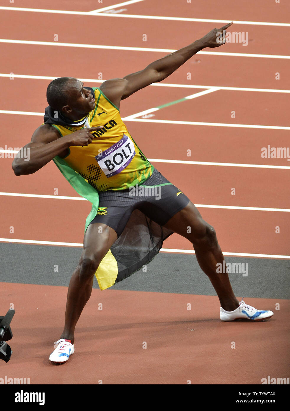 Usain Bolt de la Jamaïque des gestes aussi un archer après avoir remporté la médaille d'or chez les hommes 100m finalsl, au Jeux Olympiques d'été de 2012, le 5 août 2012, à Londres, en Angleterre. Ensemble un record olympique avec un temps de 9,63 secondes. UPI/Mike Theiler Banque D'Images