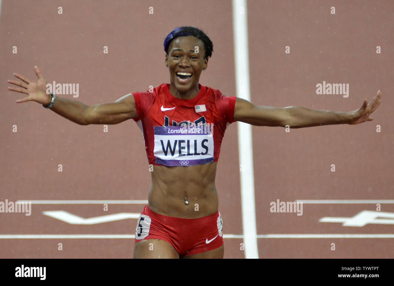 Kellie Wells de l'United States réagit après avoir franchi la ligne d'arrivée pour remporter la médaille de bronze dans l'épreuve féminine du 100 m haies en 12,48 secondes au Jeux Olympiques d'été de 2012 à Londres le 7 août 2012 à Stratford, Londres. UPI/Brian Kersey Banque D'Images