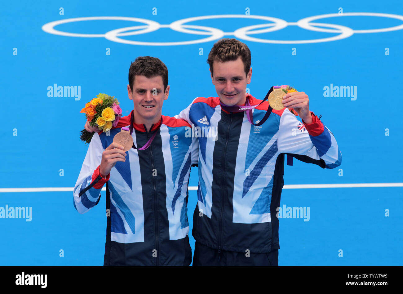 Great Britain's frères Jonathan et Alistair Brownlee tenir leur or et de bronze du triathlon à Hyde Park à Londres les Jeux Olympiques d'été de 2012 le 7 août 2012 à Londres. UPI/Hugo Philpott Banque D'Images