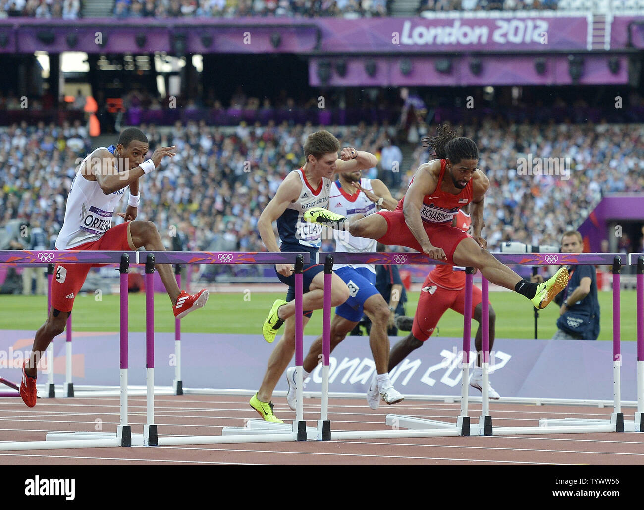 Jason Richardson, de l'United States (R) dirige Lawrence Clarke de Grande-bretagne (C) et Orlando Ortega de Cuba en tant qu'il est en compétition dans l'épreuve du 110 m haies lors de la demi-finale des Jeux Olympiques d'été de 2012 à Londres le 8 août 2012 à Stratford, Londres. UPI/Brian Kersey Banque D'Images