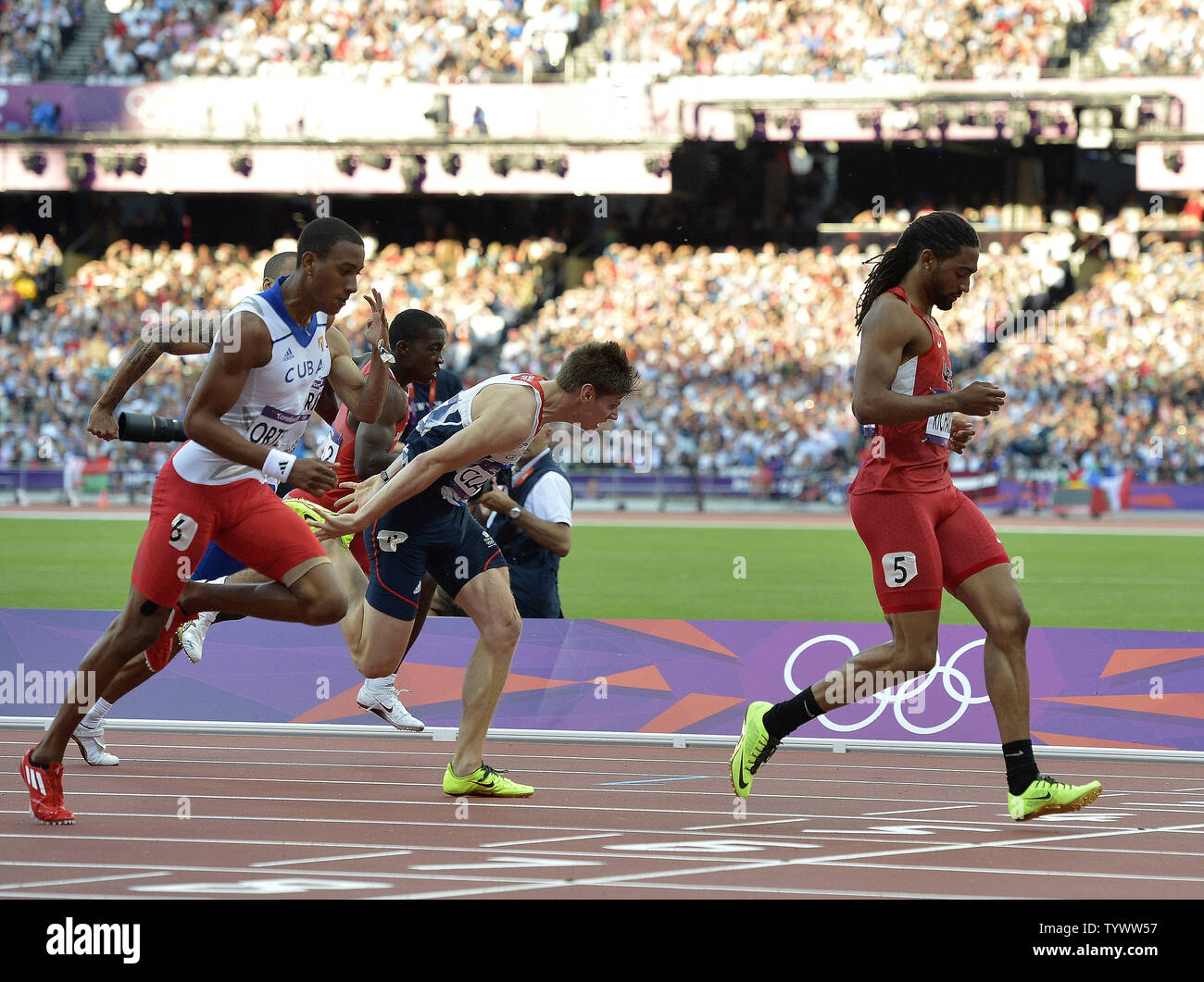 Jason Richardson, de l'United States (R) se termine avant de Lawrence Clarke de Grande-bretagne (C) et Orlando Ortega de Cuba en tant qu'il est en compétition dans l'épreuve du 110 m haies lors de la demi-finale des Jeux Olympiques d'été de 2012 à Londres le 8 août 2012 à Stratford, Londres. UPI/Brian Kersey Banque D'Images