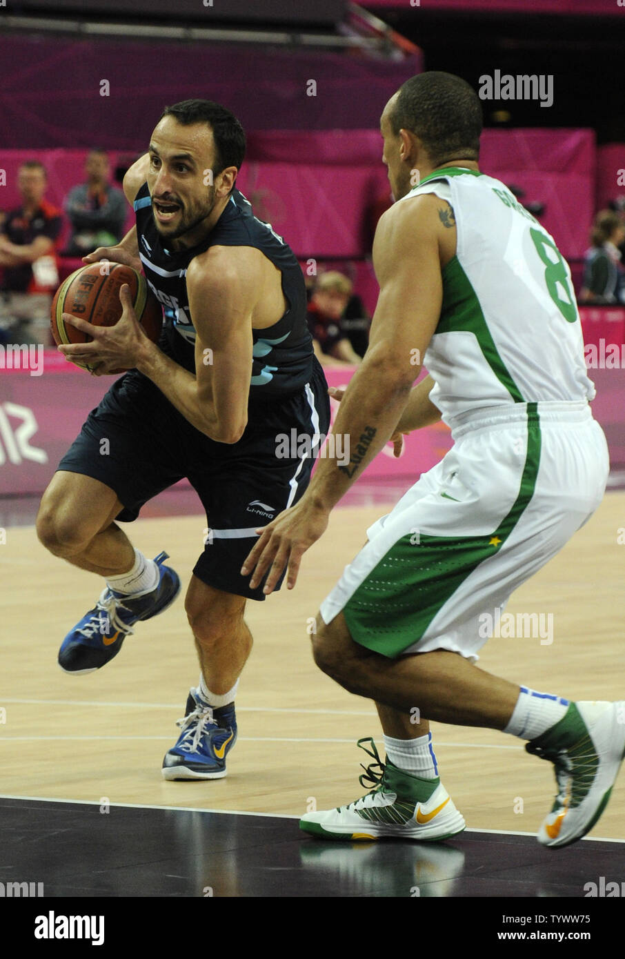 L'Emanuel Ginobili argentine durs au panier contre Alex Garcia du Brésil au  cours de la finale masculine de basket-ball Argentine-brésil compétition au  Jeux Olympiques d'été de 2012, le 8 août 2012, à