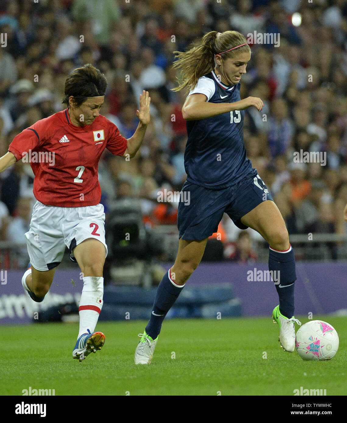 United States' avant Alex Morgan (R) se déplace la balle passé défenseur du Japon Yukari Kinga (L) lors de la finale féminine de soccer, les États-Unis remportant la médaille d'or par 2-1, au stade de Wembley au Jeux Olympiques d'été de 2012, le 9 août 2012, à Londres, en Angleterre. UPI/Mike Theiler Banque D'Images