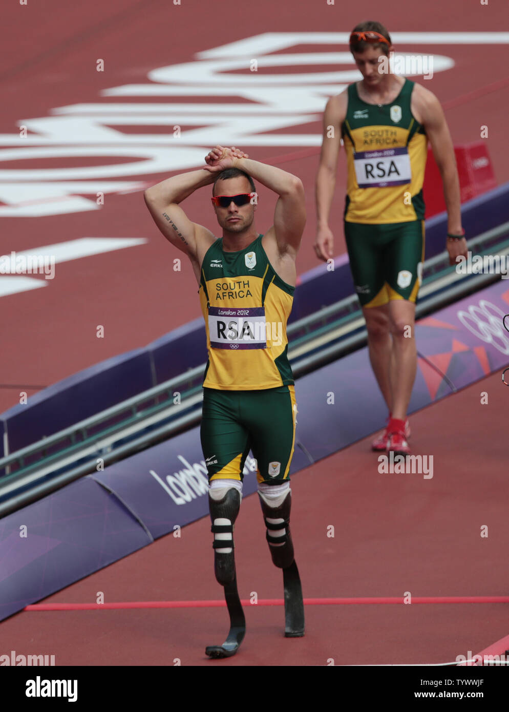 L'Afrique du Sud d'Oscar Pistorius tient sa tête dans ses mains après son coéquipier Ofentse Mogawane se plante dans les Relais 4x400 mètres chauffe le septième jour de l'athlétisme dans le stade des Jeux Olympiques de 2012 à Londres au Jeux Olympiques d'été le 9 août 2012 à Londres. UPI/Hugo Philpott Banque D'Images