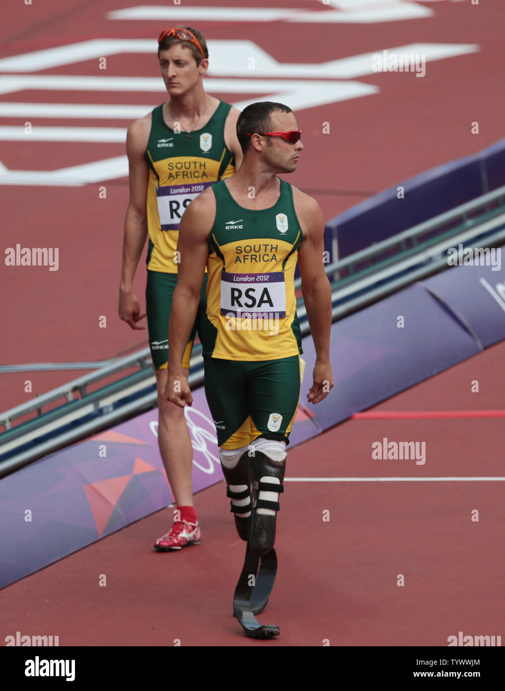 L'Afrique du Sud d'Oscar Pistorius (R) revient sur la piste après son coéquipier Ofentse Mogawane se plante dans les Relais 4x400 mètres chauffe le septième jour de l'athlétisme dans le stade des Jeux Olympiques de 2012 à Londres au Jeux Olympiques d'été le 9 août 2012 à Londres. UPI/Hugo Philpott Banque D'Images