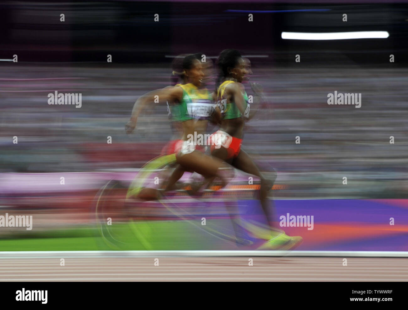 Meseret Defar de l'Éthiopie (L) dépasse son coéquipier Tirunesh Dibaba pendant le dernier tour de la finale du 5 000 m féminin au Jeux Olympiques d'été de 2012 à Londres le 10 août 2012 à Stratford, Londres. Defar a remporté l'or avec un temps de 15:04,25 alors que Dibaba a pris la médaille de bronze, terminant à 15:05.15 UPI/Brian Kersey Banque D'Images