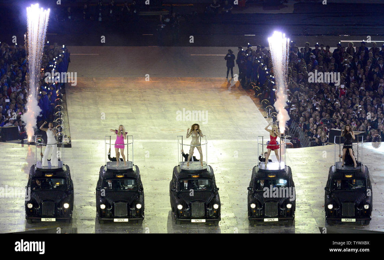 Spice Girls effectuer sur les toits des taxis que Fireworks aller au loin derrière eux au cours de la cérémonie de clôture des Jeux Olympiques d'été de 2012 à Londres le 12 août 2012 à Londres. UPI/Ron Sachs Banque D'Images Spice Girls effectuer sur les toits des taxis que Fireworks aller au loin derrière eux au cours de la cérémonie de clôture des Jeux Olympiques d'été de 2012 à Londres le 12 août 2012 à Londres. UPI/Ron Sachs Banque D'Images