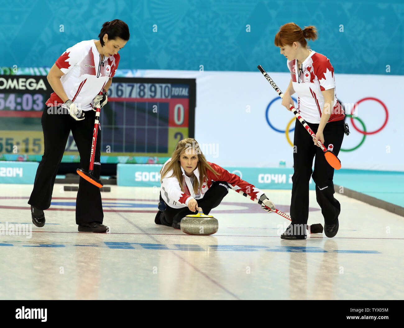 Célèbre curleur canadien skip et Jennifer Jones lance les pierres pendant le Canada contre la Chine dans le jeu de tournoi de curling femmes pendant les Jeux Olympiques d'hiver de 2010 à Sotchi, en Russie le 10 février 2014. UPI/Vidon-White Maya Banque D'Images