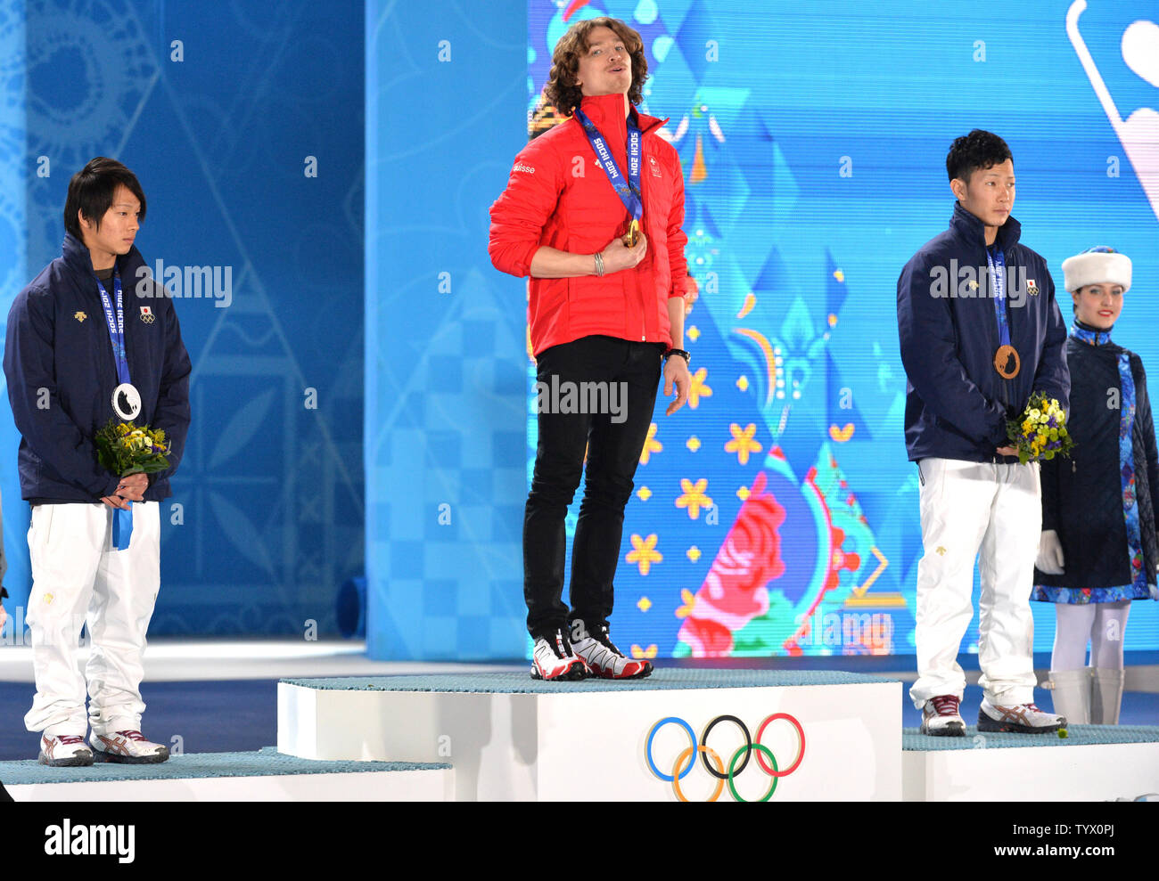 La Suisse, médaillée d'or, Podladtchikov Louri respirations un soupir de soulagement alors qu'il est rejoint par la médaillée d'argent au Japon, mais la Ayumu Hirano (L) et de bronze, le Japonais Taku Hiraoka, pendant la cérémonie de la victoire pour men's snowboard halfpipe, au Jeux Olympiques d'hiver de 2014 à Sotchi le 12 février 2014 à Sotchi, Russie. UPI/Kevin Dietsch Banque D'Images