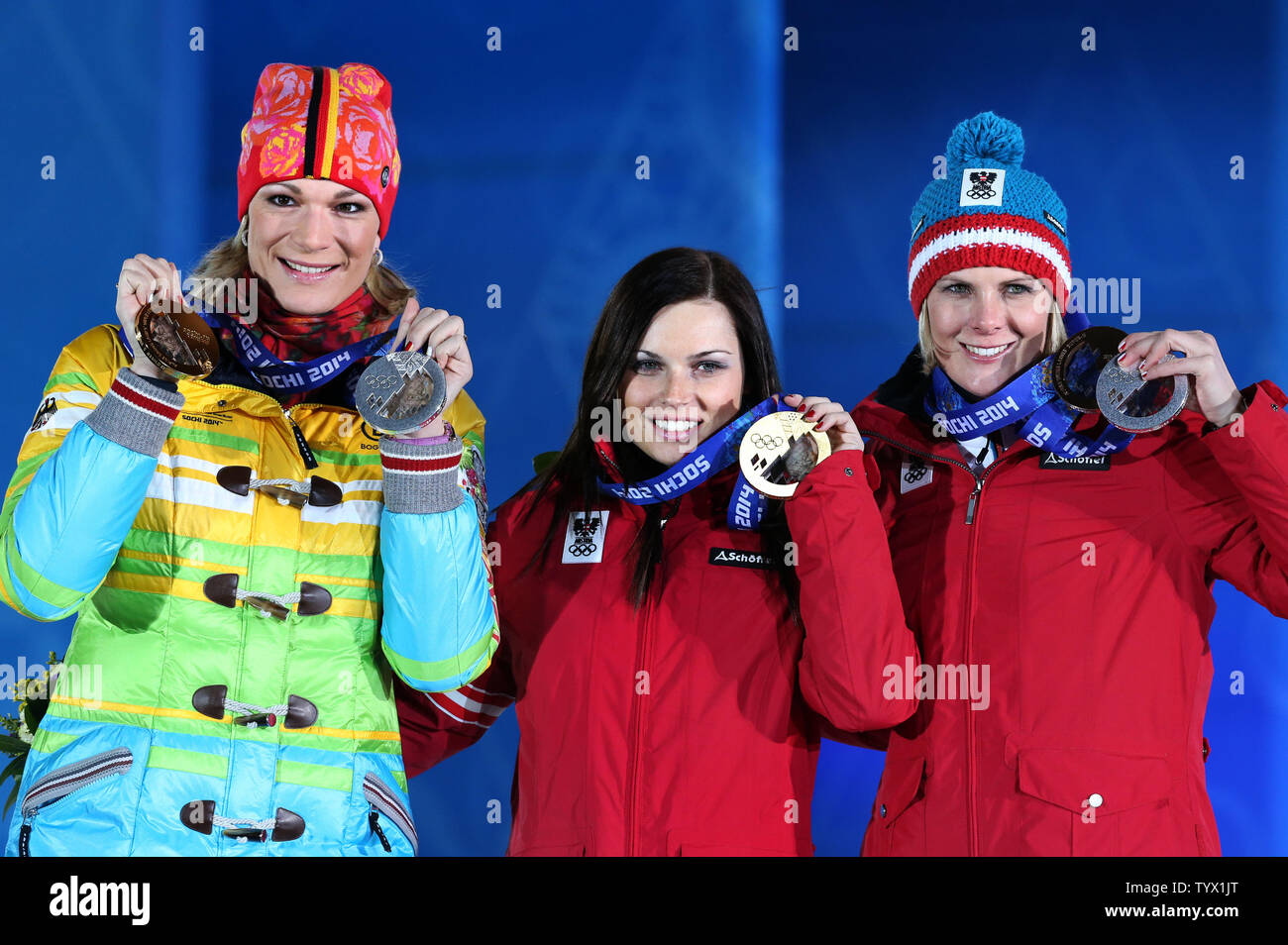 (De G à D) médaillé d'argent de l'Allemagne, l'Autriche Maria Hoefl-Riesch médaillé d'or de Anna Fenninger et médaillé de bronze de l'Autriche, Nicole Hosp jubilate au cours de la cérémonie de remise des médailles pour les femmes : ski alpin super-G lors des Jeux Olympiques d'hiver de Sotchi le 15 février 2014. UPI/Vidon-White Maya Banque D'Images