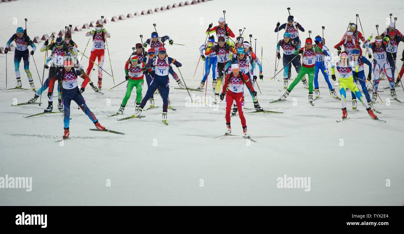 Concurrents démarrer l''femmes 12,5km départ groupé biathlon sur son chemin pour gagner l'or aux Jeux Olympiques d'hiver de 2014 à Sotchi le 17 février 2014, la Russie à Krasnaya Polyana. UPI/Molly Riley Banque D'Images