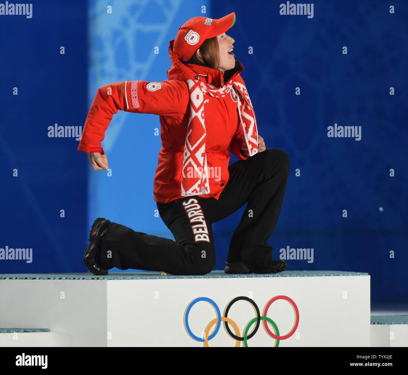 Le Bélarus Darya Domracheva" célèbre sa médaille d'or lors de la cérémonie de la victoire des 12,5km départ groupé en biathlon aux Jeux Olympiques d'hiver de Sotchi 2014 le 18 février 2014 à Sotchi, Russie. UPI/Molly Riley Banque D'Images