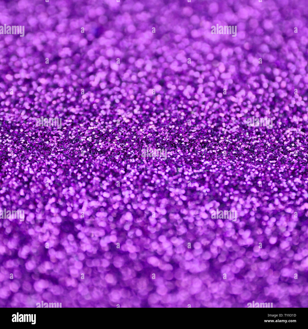 Paillettes décoratives violet. Image en arrière-plan avec des lumières de bokeh petits éléments qui reflètent la lumière Banque D'Images