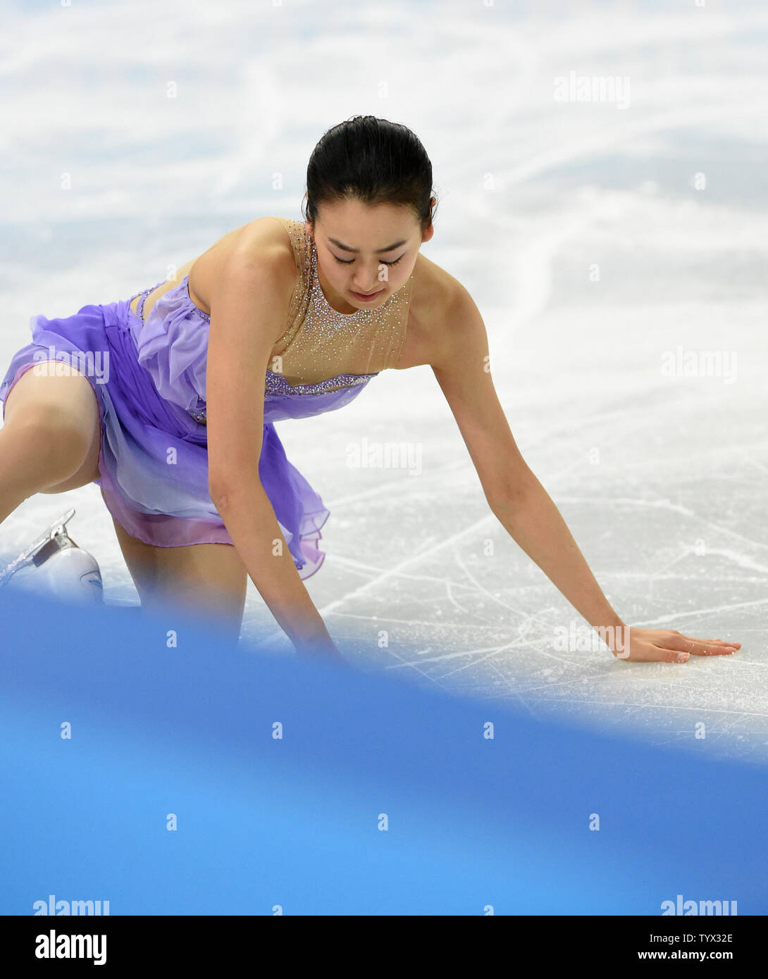 Mao Asada Japans' tombe pendant le programme court dames de patinage artistique au Jeux Olympiques d'hiver de 2014 à Sotchi le 19 février 2014 à Sotchi, Russie. UPI/Molly Riley Banque D'Images