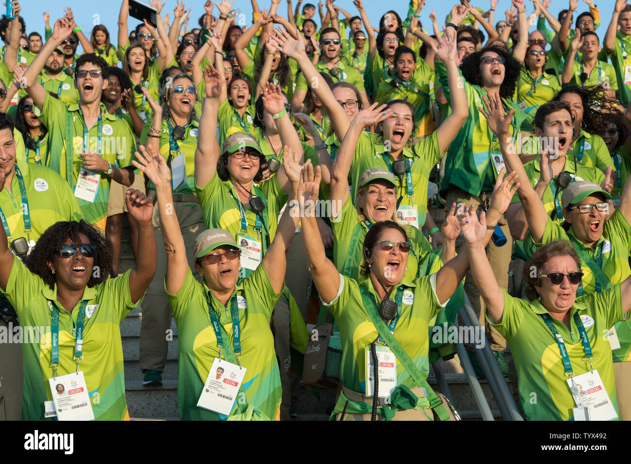 Les volontaires brésiliens tenir un rassemblement au Parc olympique de Rio à Rio de Janeiro, Brésil le 4 août 2016. Seulement un jour avant la cérémonie d'ouverture des Jeux Olympiques de 2016. Photo de Richard Ellis/UPI Banque D'Images