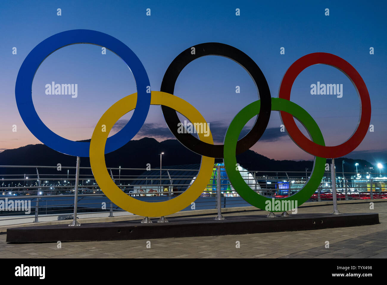 Le crépuscule descend sur les anneaux olympiques au parc olympique de Rio à Rio de Janeiro, Brésil le 4 août 2016. Seulement un jour avant la cérémonie d'ouverture des Jeux Olympiques de 2016. Photo de Richard Ellis/UPI Banque D'Images