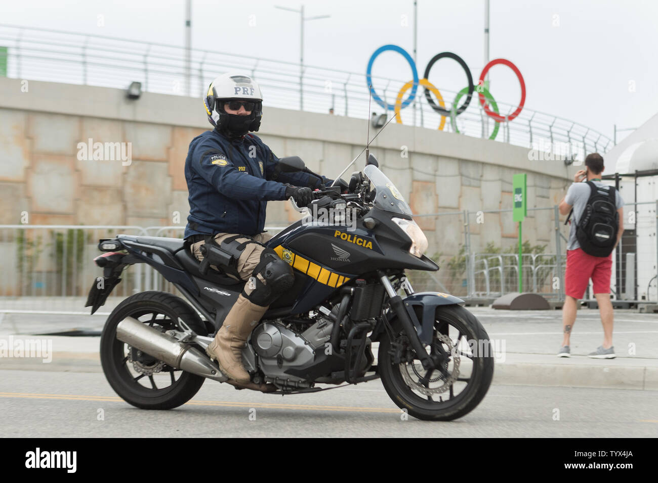 Une patrouille de police moto à travers le Parc Olympique de Rio à Rio de Janeiro, Brésil, 3 août 2016. Les Jeux olympiques commencent le vendredi et le laisser tourner pendant 17 jours. Photo par photo de Richard Ellis/UPI Banque D'Images
