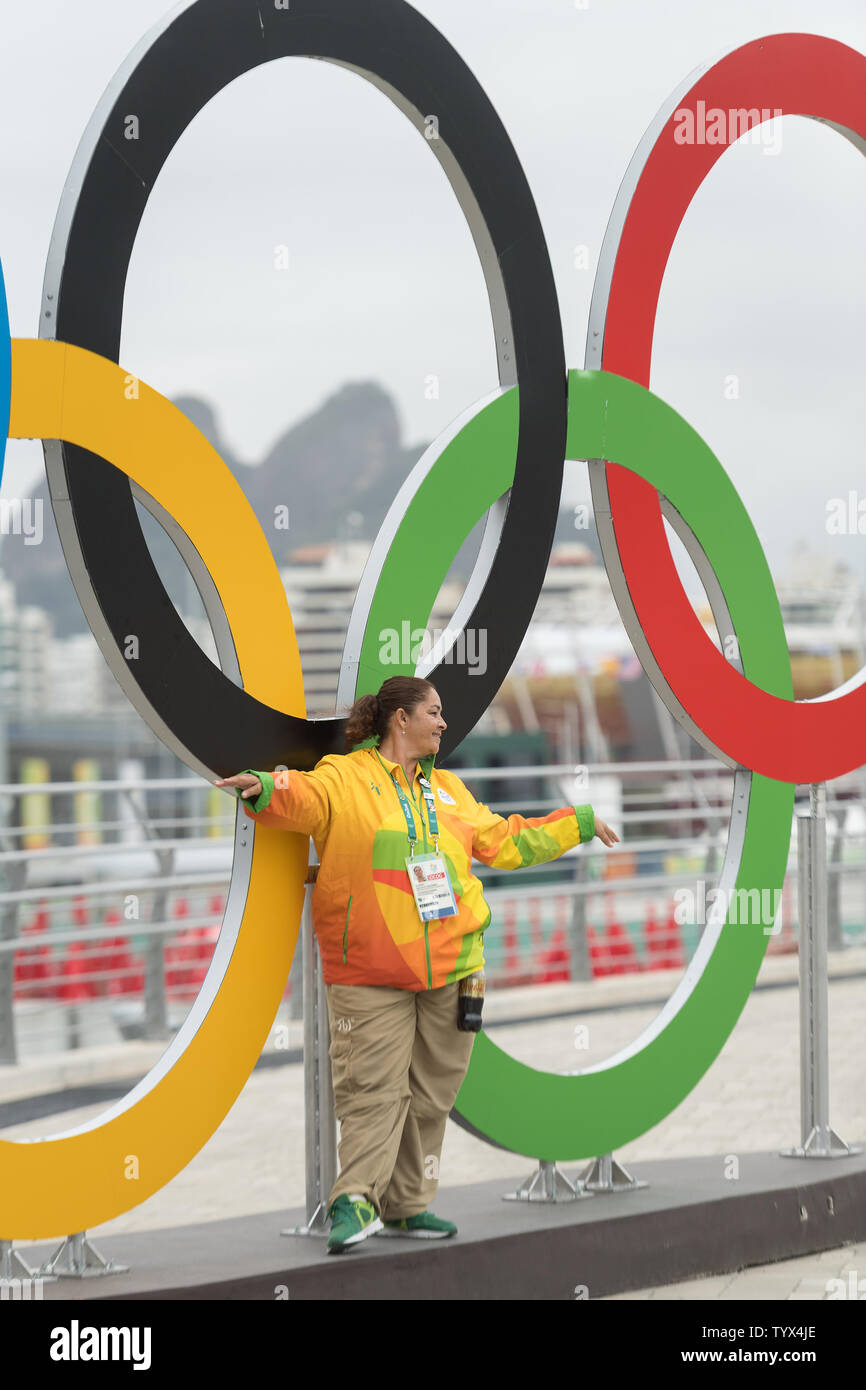 Les bénévoles posent avec les anneaux olympiques dans le Parc Olympique de Rio à Rio de Janeiro, Brésil, 3 août 2016. Les Jeux olympiques commencent le vendredi et le laisser tourner pendant 17 jours. Photo de Richard Ellis/UPI Banque D'Images