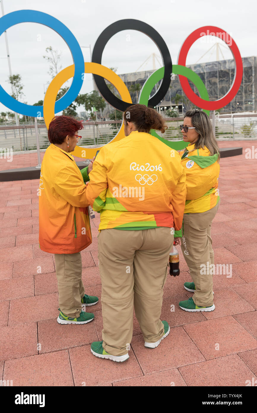 Les bénévoles parler dans le Parc Olympique de Rio à Rio de Janeiro, Brésil, 3 août 2016. Les Jeux olympiques commencent le vendredi et le laisser tourner pendant 17 jours. Photo de Richard Ellis/UPI Banque D'Images