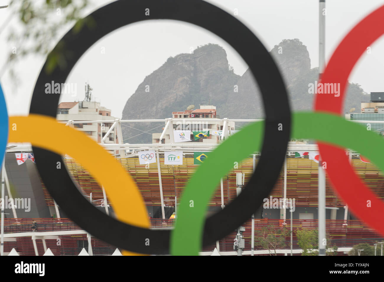 Vue sur les montagnes entourant le parc olympique de Rio à Rio de Janeiro, Brésil, 3 août 2016. Les Jeux olympiques commencent le vendredi et le laisser tourner pendant 17 jours. Photo de Richard Ellis/UPI Banque D'Images