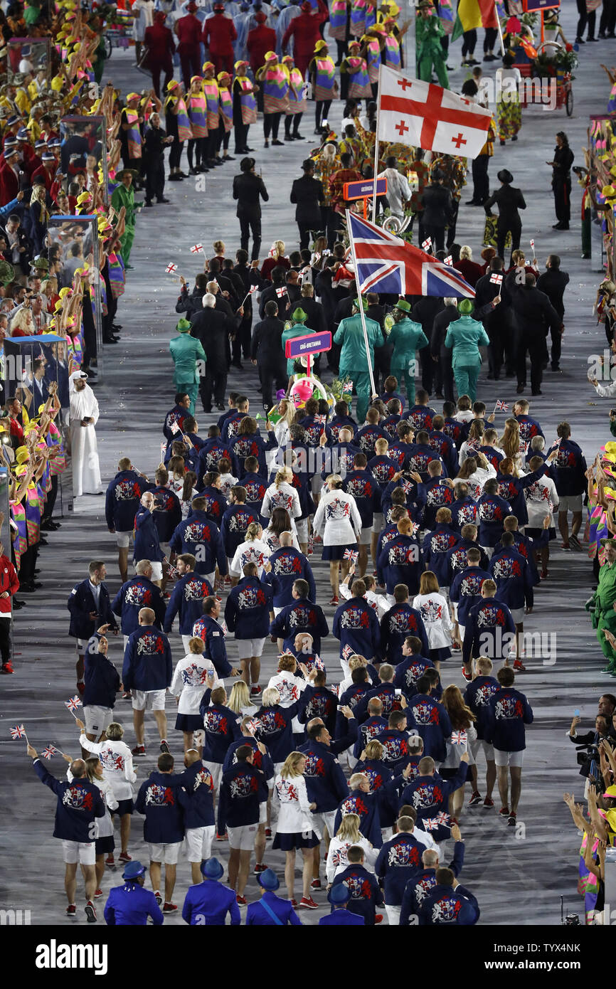 Les membres de l'équipe Olympique de Grande-Bretagne entrez le stade Maracanã pendant le Défilé des Nations Unies dans le cadre de la cérémonie d'ouverture des Jeux Olympiques d'été de Rio 2016 à Rio de Janeiro, Brésil, 5 août 2016. Photo de Matthew Healey/UPI Banque D'Images