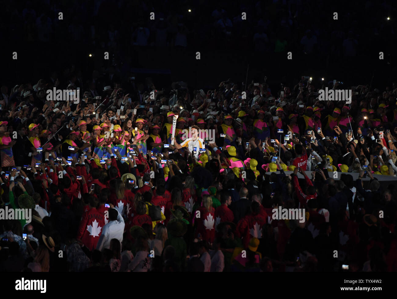 Joueur de tennis brésilien Gustavo Kuerten porte le flambeau olympique à l'issue de la cérémonie d'ouverture des Jeux Olympiques d'été de Rio 2016 à Rio de Janeiro, Brésil, 5 août 2016. Photo par Terry Schmitt/UPI Banque D'Images