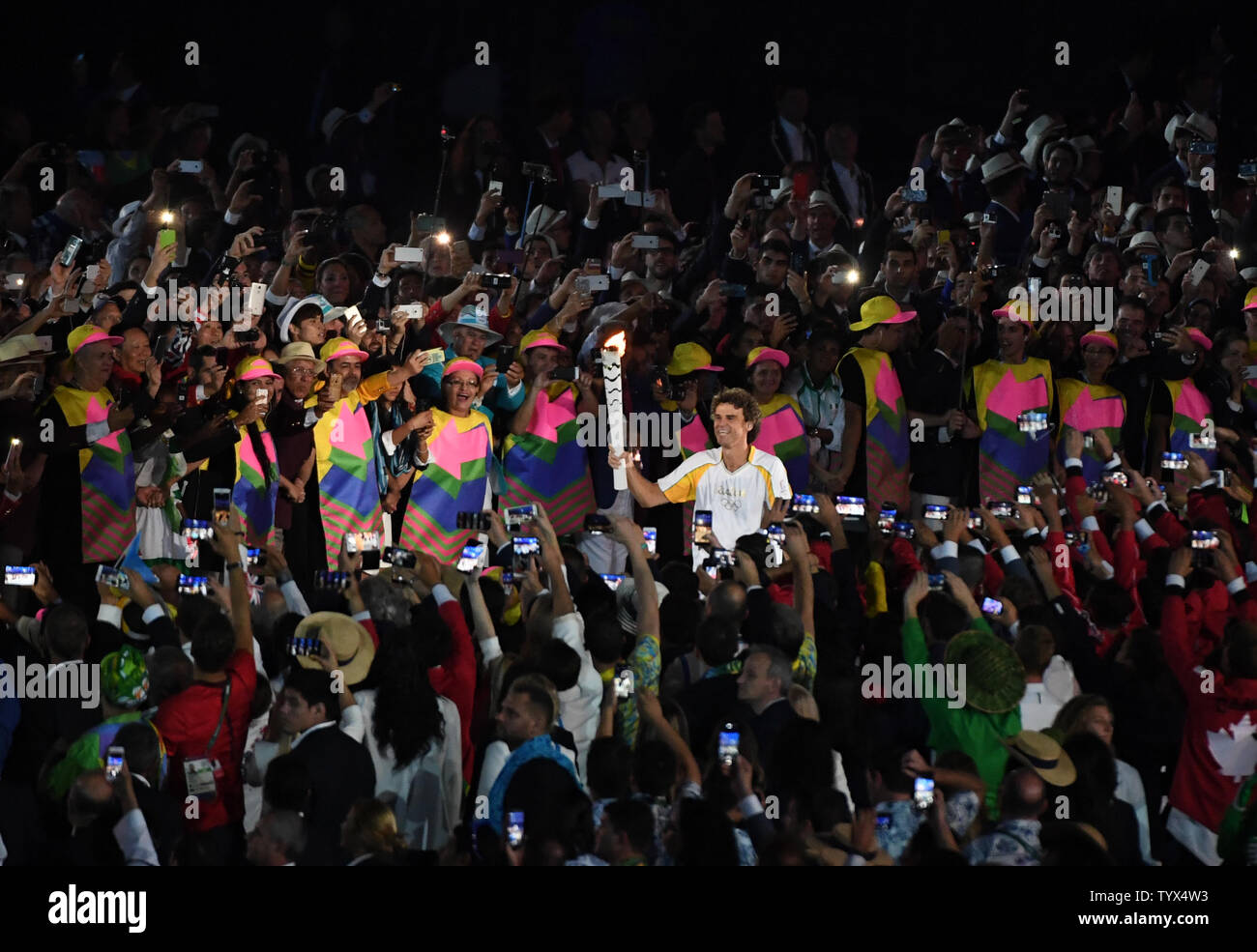 Joueur de tennis brésilien Gustavo Kuerten porte le flambeau olympique à l'issue de la cérémonie d'ouverture des Jeux Olympiques d'été de Rio 2016 à Rio de Janeiro, Brésil, 5 août 2016. Photo par Terry Schmitt/UPI Banque D'Images