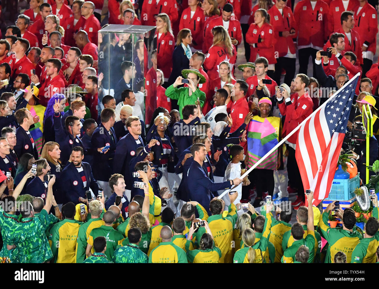 Michael Phelps a le drapeau américain qu'il dirige les États-Unis dans l'arène lors de la cérémonie d'ouverture des Jeux Olympiques de Rio 2016 commence à Rio de Janeiro, Brésil le 5 août 2016. Photo par Kevin Dietsch/UPI Banque D'Images