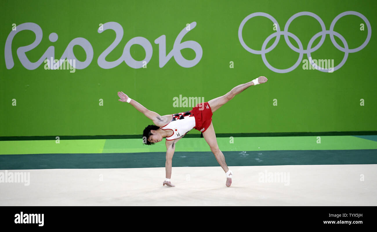 Le Rychei Kato passe par sa routine au sol au cours de la gymnastique artistique masculine qualifications des Jeux Olympiques de Rio 2016 à Rio de Janeiro, Brésil, 6 août 2016. L'équipe du Japon a été médaillé d'or de la Chine en 2008 et en 2012. Photo de Mike Theiler/UPI Banque D'Images