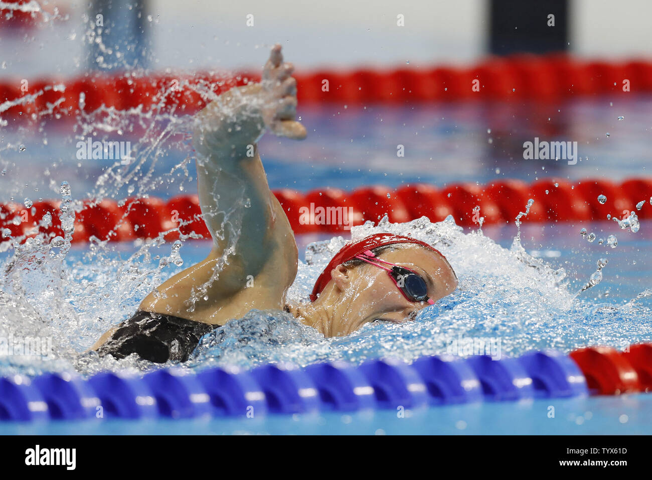 America's Katie Ledecky rivalise en chaleur quatre de la Women's 400m nage libre aux Jeux olympiques de natation au stade des Jeux Olympiques de Rio 2016 à Rio de Janeiro, Brésil, le 7 août 2016. Ledecky a remporté sa chaleur avec un temps record de 3:58.71. Photo de Matthew Healey/UPI Banque D'Images