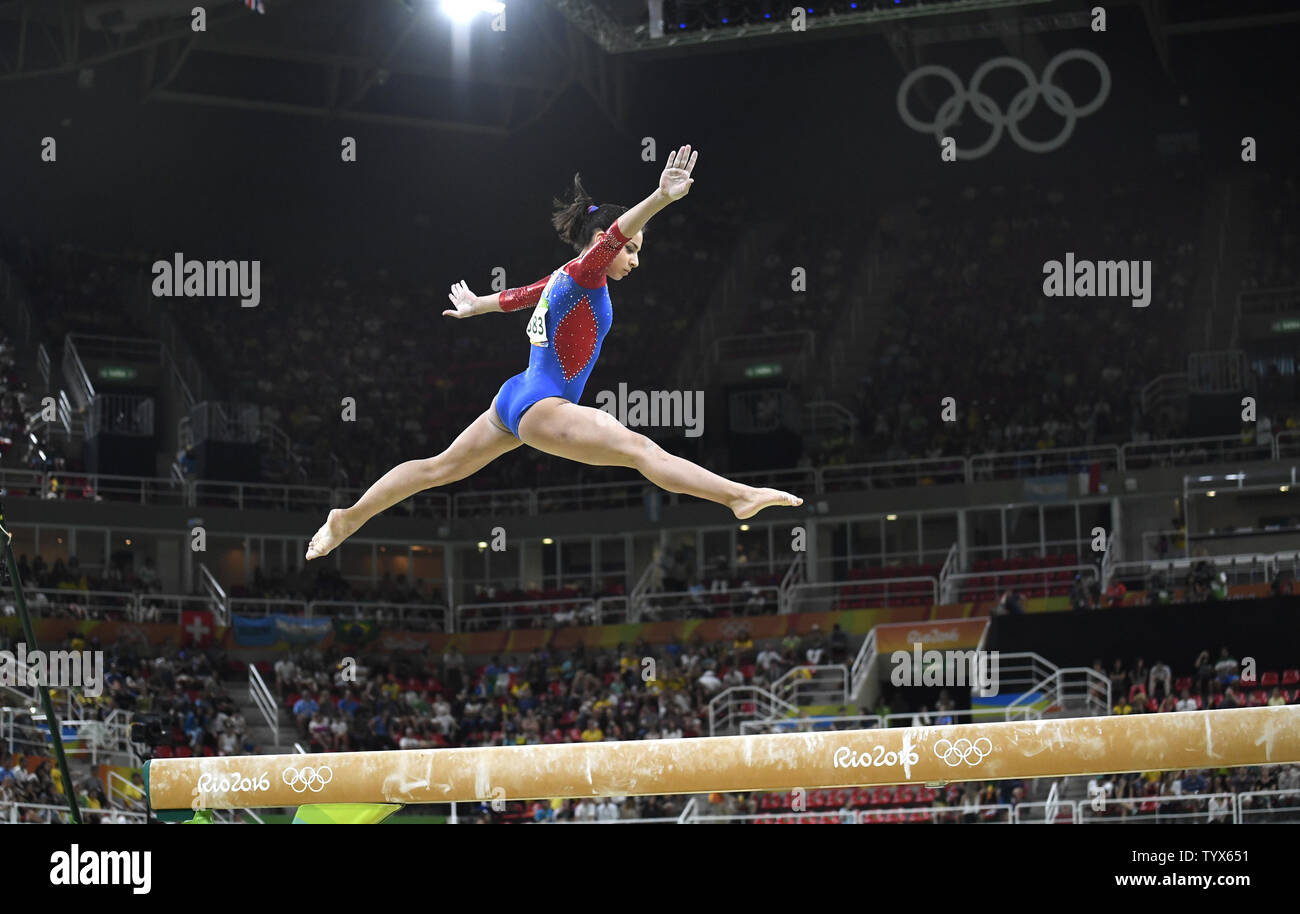 Gymnaste russe utkhalian T Seda est airborne comme elle participe à la poutre lors de la gymnastique artistique féminine qualifications des Jeux Olympiques de Rio 2016 à Rio de Janeiro, Brésil, 7 août 2016. La Chine, la Russie et les États-Unis devraient s'affronter pour la médaille d'or. Photo de Mike Theiler/UPI Banque D'Images