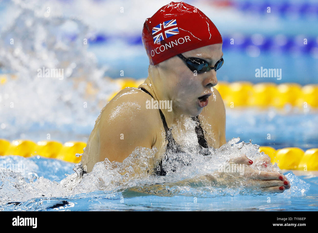 La société britannique Siobhan-Marie O'Connor fait concurrence au quatrième feu de la Women's 200m quatre nages individuel aux Jeux olympiques de natation au stade des Jeux Olympiques de Rio 2016 à Rio de Janeiro, Brésil, le 8 août 2016. O'Connor s'est classée première avec un temps de 2:08,44. Photo de Matthew Healey/UPI Banque D'Images