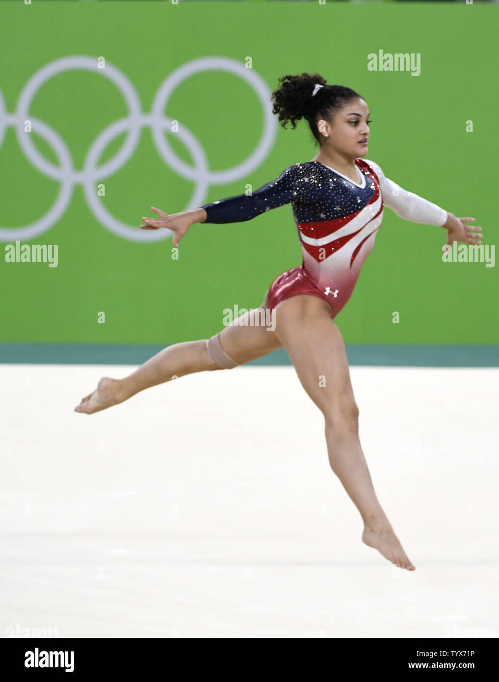 Gymnaste américaine Lauren Hernandez effectue sa routine au sol au cours de la gymnastique artistique féminine de la finale de l'équipe des Jeux Olympiques de Rio 2016 à Rio de Janeiro, Brésil, 9 août 2016. L'équipe américaine a remporté la médaille d'or, les Russes qui a remporté la médaille d'argent et les Chinois a remporté le bronze. Photo de Mike Theiler/UPI Banque D'Images
