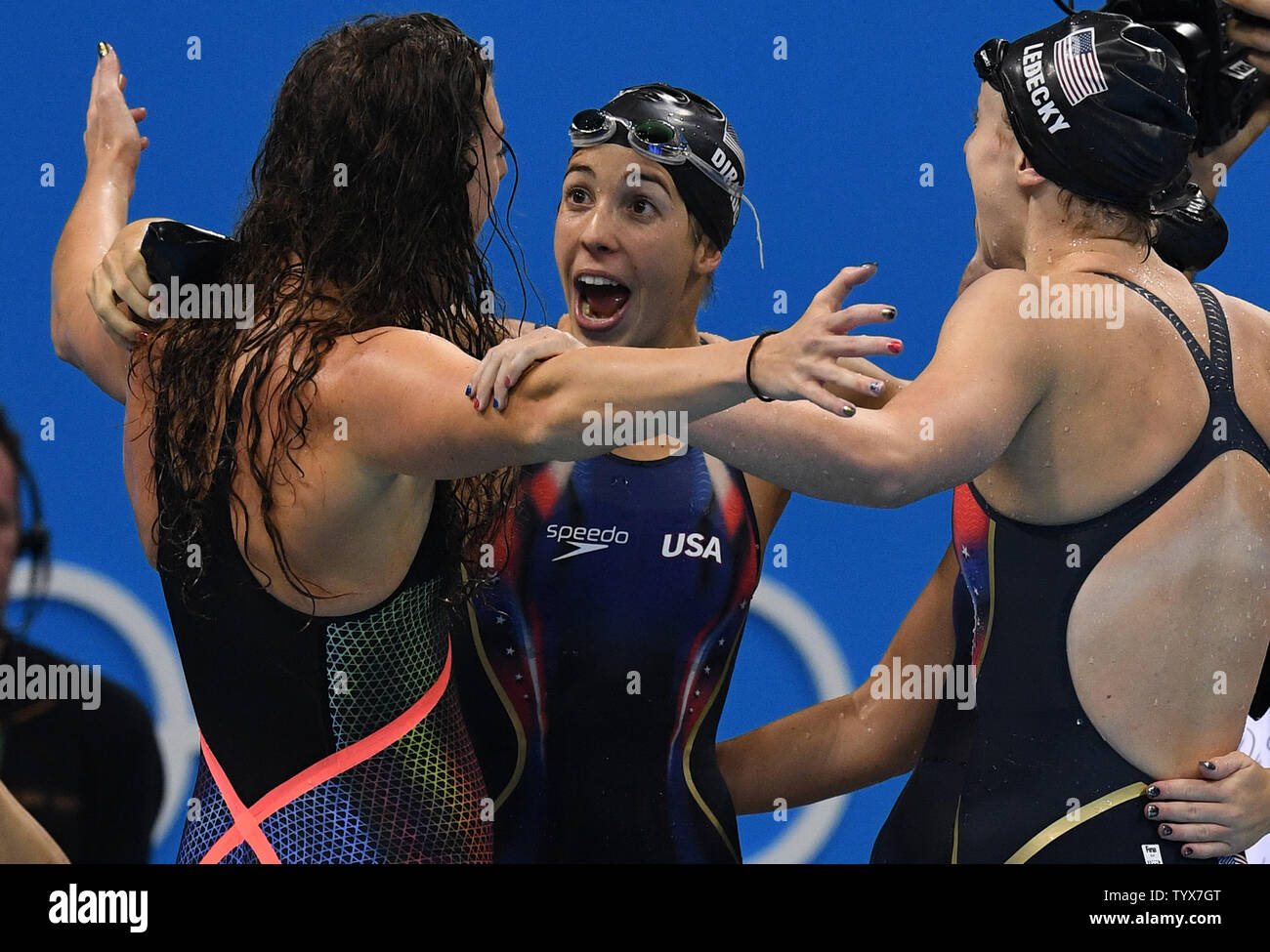 L'équipe américaine qui célèbre leur médaille d'or sur l'Australie dans la Women's 4x200 Nage libre Relais au stade aquatique olympique au Jeux Olympiques d'été de Rio 2016 à Rio de Janeiro, Brésil, le 10 août 2016. Photo de Richard Ellis/UPI. Banque D'Images