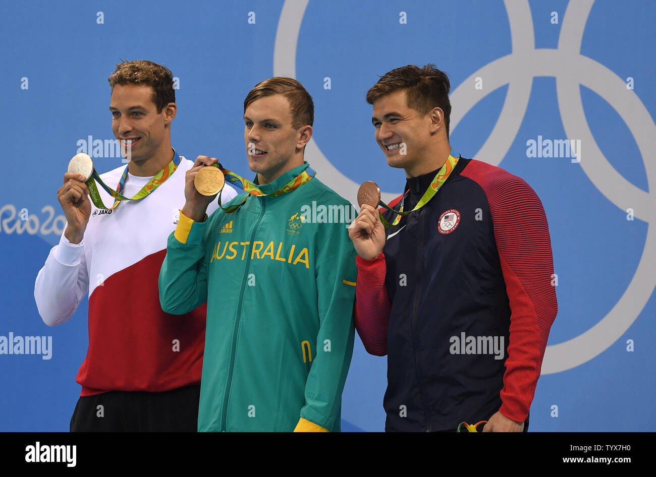 Pieter Timmers (BEL), Kyle Chalmers (AUS), et Nathan Adrian (USA) célèbrent leurs médailles dans l'épreuve du 100m nage libre aux Jeux olympiques de natation au stade des Jeux Olympiques de Rio 2016 à Rio de Janeiro, Brésil, le 10 août 2016. Photo de Richard Ellis/UPI. Banque D'Images