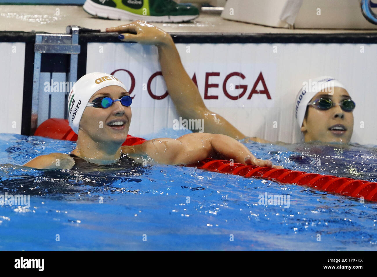 Katinka Hosszu (L) et USA's Maya Dirado regarder vers le tableau de bord après avoir participé à la troisième feu de la Women's 200m dos aux Jeux olympiques de natation au stade des Jeux Olympiques de Rio 2016 à Rio de Janeiro, Brésil, le 11 août 2016. Hosszu placé en premier avec un temps de 2:06.09. Photo de Matthew Healey/UPI Banque D'Images