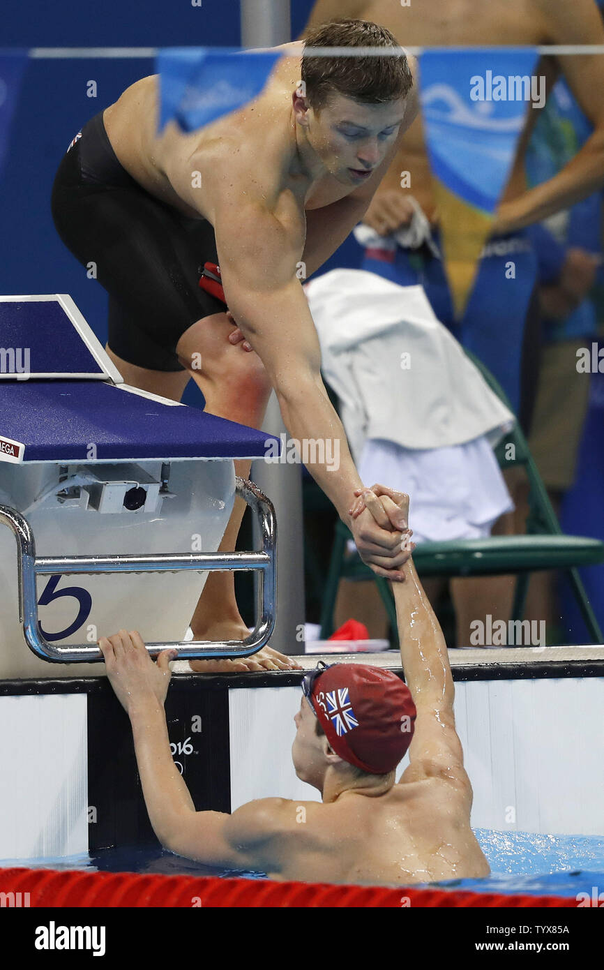 La société britannique James Guy (BAS) obtient une poignée de son coéquipier après avoir remporté la première épreuve de la Men's 4x100m relais quatre nages au stade aquatique olympique au Jeux Olympiques d'été de Rio 2016 à Rio de Janeiro, Brésil, le 12 août 2016. La Grande-Bretagne a gagné la chaleur avec un temps de 3:30,47. Photo de Matthew Healey/UPI Banque D'Images