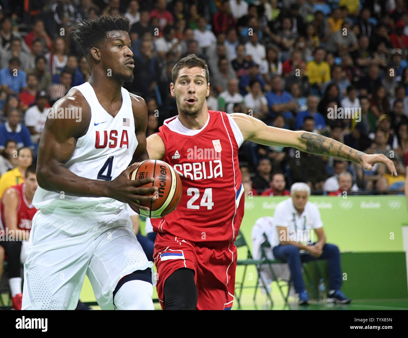 L'américain Jimmy Butler (R) se déplace après défenseur serbe Stefan Jovic  au cours de l'USA-Serbie Men's avant-match de basket-ball au Jeux Olympiques  d'été de Rio 2016 à Rio de Janeiro, Brésil, le
