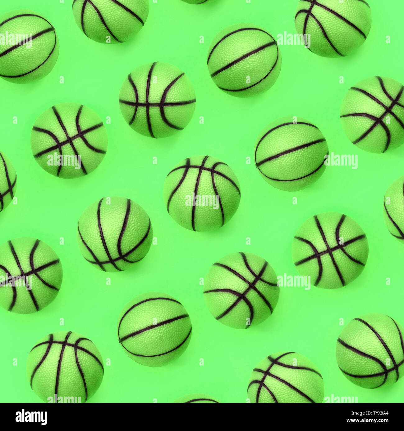 Beaucoup de petites boules vertes pour le sport de basket-ball jeu réside  sur la texture de fond de couleur vert pastel de la mode en papier concept  minimal Photo Stock - Alamy