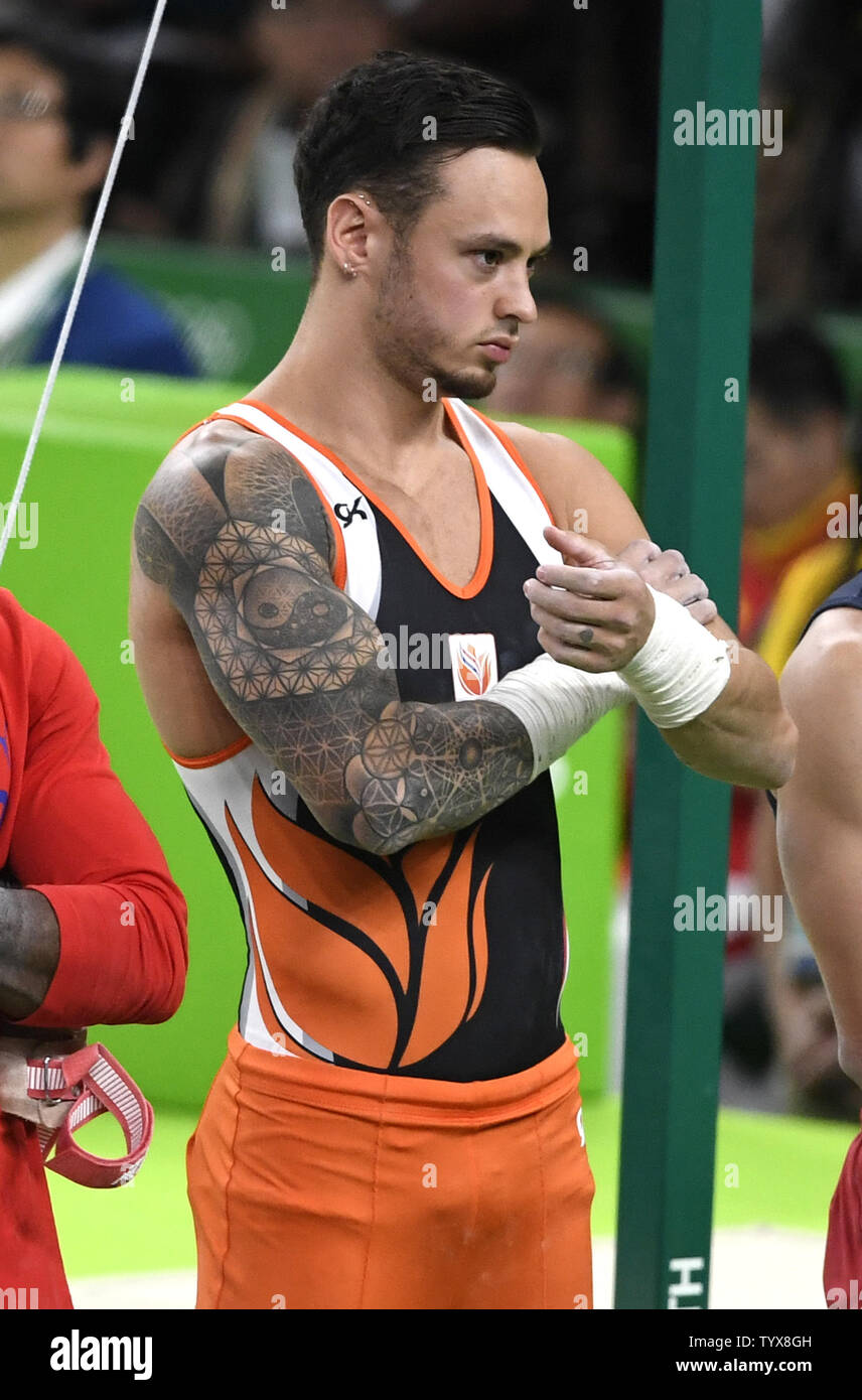 Gymnaste néerlandais Bart Deurloo sports un 'sleeve' tatouage de motifs géométriques complexes incluant un symbole yin et yang qu'il attend le début de la gymnastique artistique masculine concours général individuel finales des Jeux Olympiques d'été de Rio 2016 à Rio de Janeiro, Brésil, le 10 août 2016. Photo de Mike Theiler/UPI Banque D'Images