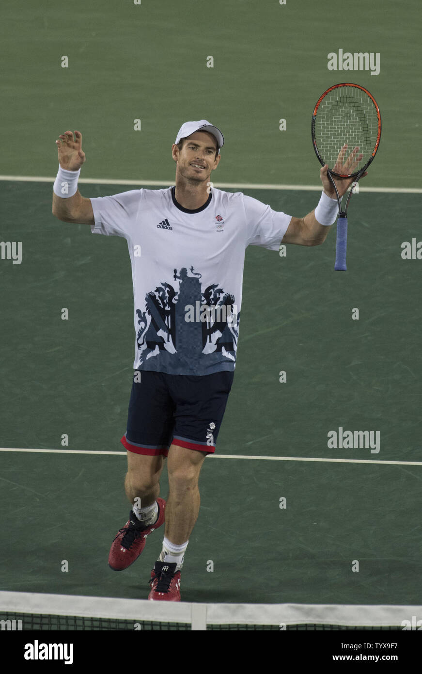 Andy Murray de Grande-bretagne célèbre après avoir remporté un long et dur match contre Juan Mart'n del Potro de l'Argentine durant la finale de tennis masculin à la Rio 2016 Jeux Olympiques d'été à Rio de Janeiro, Brésil, le 14 août 2016. Murray a remporté l'or à l'un des ensembles de trois. Photo de Richard Ellis/UPI.. Banque D'Images