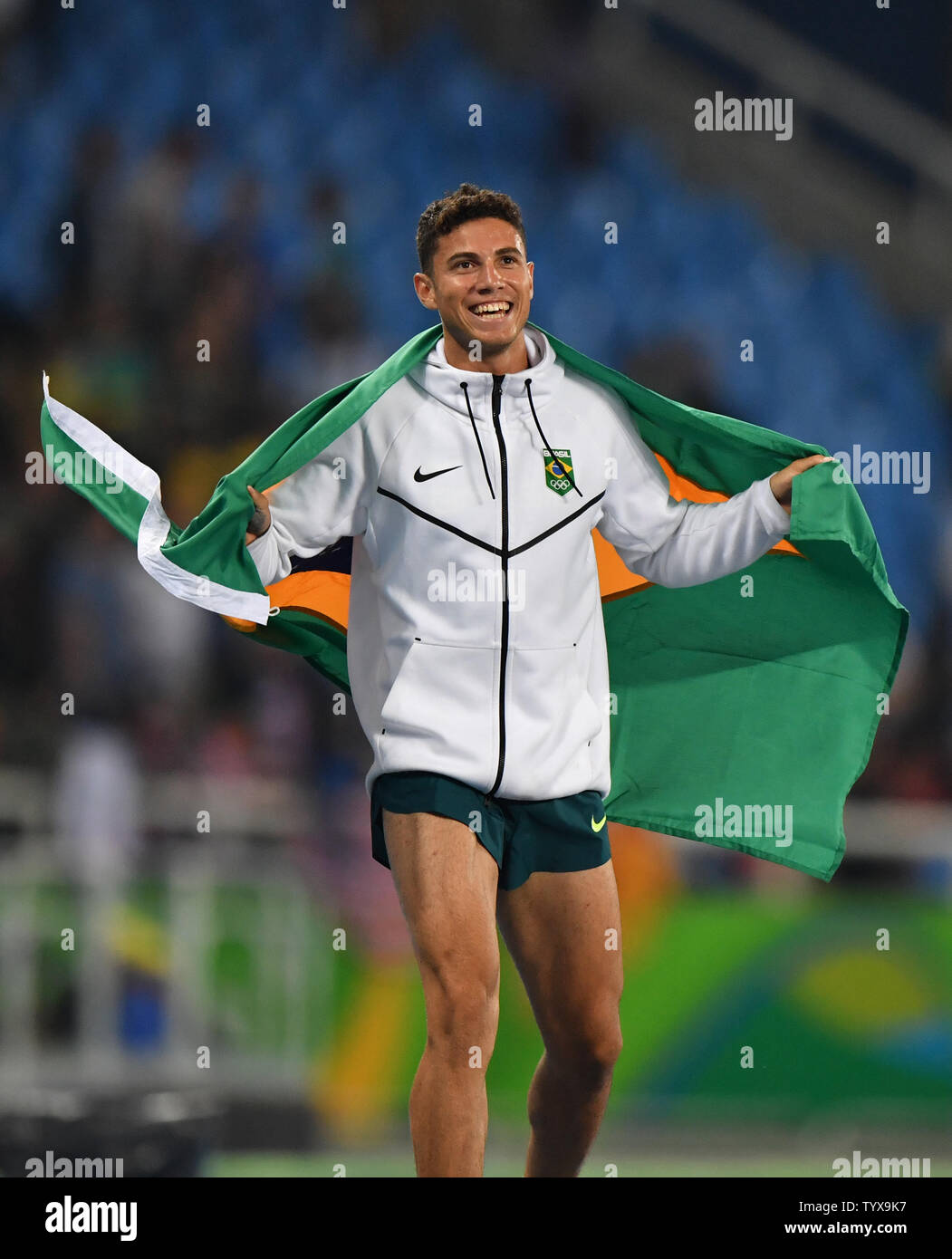 Gagnant de la médaille d'or à la perche Thiago Braz da Silva du Brésil célèbre dans le stade olympique au Jeux Olympiques de Rio 2016 à Rio de Janeiro, Brésil, le 15 août 2016. Kevin Dietsch/UPI Banque D'Images