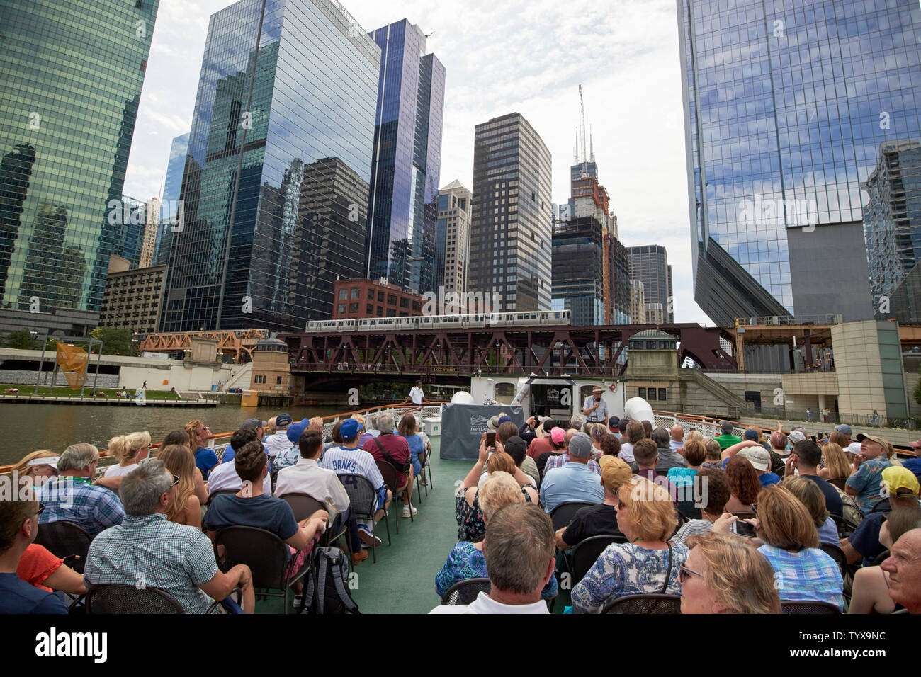 Les touristes sur le Chicago Architecture Centre ville en bateau guidée sur la rivière Chicago parmi les gratte-ciel Chicago IL États-unis Banque D'Images