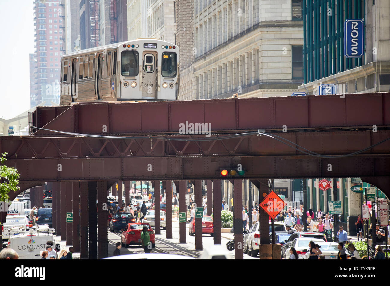 L Chicago train passer autour de la boucle dans le centre-ville de Chicago Chicago IL États-unis Banque D'Images