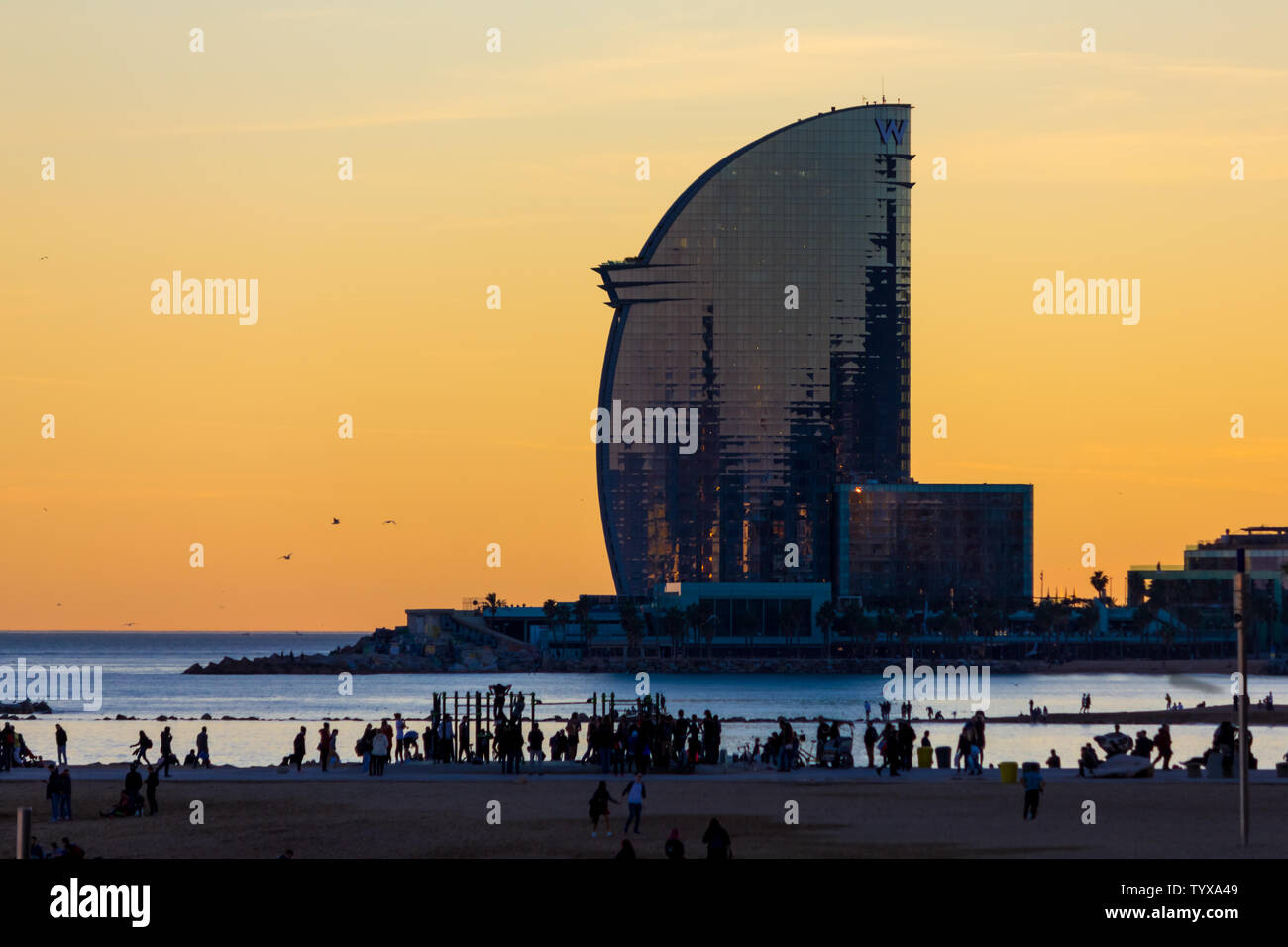 Au coucher du soleil Vue de la plage de la ville de Barcelone avec la silhoutte of mountain range at sunset et le W Barcelona hotel Banque D'Images