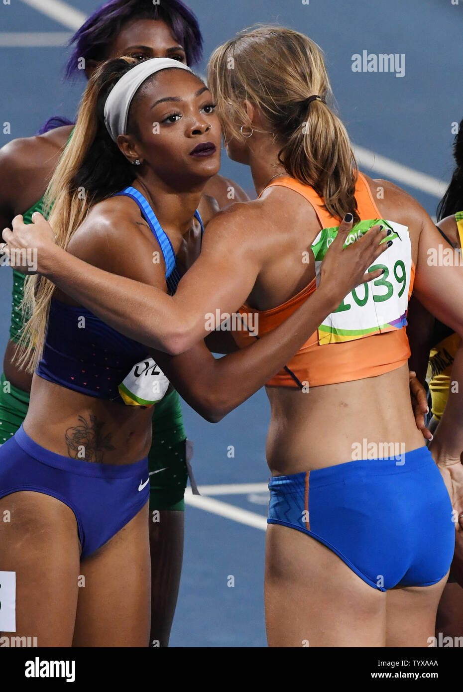 Dafne Schippers des Pays-Bas en étreignant un concurrent après avoir participé à la demi-finale femmes 200m au Stade olympique au Jeux Olympiques de Rio 2016 à Rio de Janeiro, Brésil, le 16 août 2016. Photo de Richard Ellis/UPI Banque D'Images