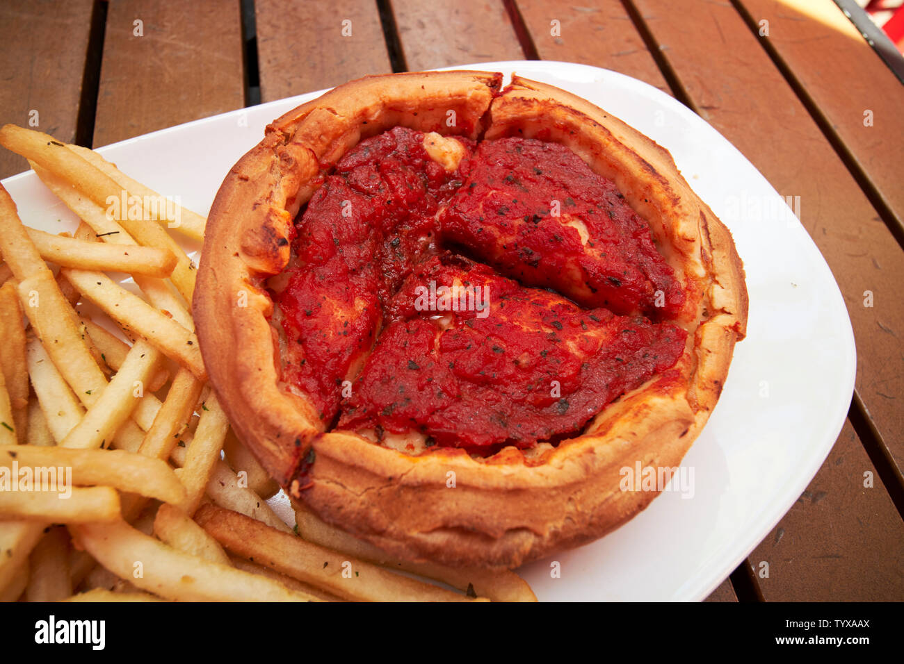 Vue Latérale De La Pizza De Style Chicago Avec Sauce Piquante Sur Fond  Transparent