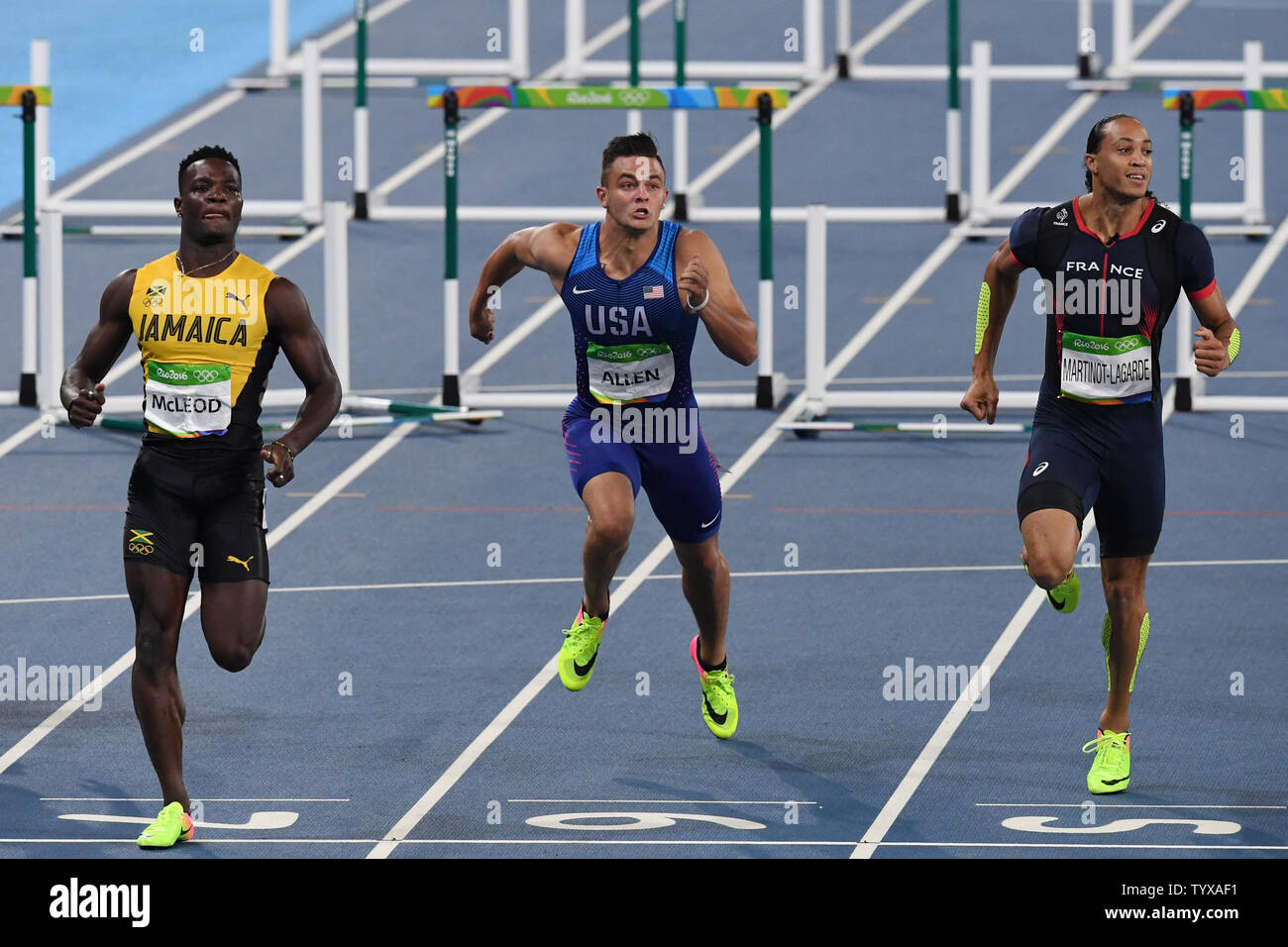 Omar McLeod de la Jamaïque à l'avance de l'Allen Devon USA, et Pascal Martinot-Lagarde, centre de la France au cours de la Men's 110m haies en demi-finale le stade olympique au Jeux Olympiques de Rio 2016 à Rio de Janeiro, Brésil, le 16 août 2016. McLeod a remporté la demi-finale avec un temps de 13.15. Photo de Richard Ellis/UPI Banque D'Images