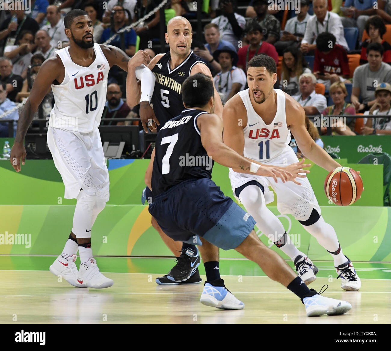 United States' Klay Thompson (R) est de dribbler passé l'Argentine Facundo Campazzo au cours de la France contre l'Argentine Men's en quart de jeu de basket-ball à la Rio 2016 Jeux Olympiques d'été à Rio de Janeiro, Brésil, le 17 août 2016. Les États-Unis ont gagné, 105-78 et est à la recherche de répéter avec une médaille d'or après avoir remporté de Beijing (2008) et de Londres (2012). Photo de Mike Theiler/UPI Banque D'Images