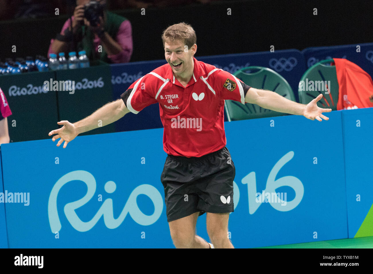 Bastian Steger d'Allemagne se précipite sur à la cour pour rejoindre son coéquipier Timo Boll pour célébrer après avoir battu la Corée du Sud, l'équipe masculine de tennis de table pour la médaille de bronze au Riocentro Pavilion 3 au Jeux Olympiques d'été de Rio 2016 à Rio de Janeiro, Brésil, le 17 août 2016. L'Allemagne a gagné la médaille de bronze en battant 3-1 La Corée du Sud. Photo de Richard Ellis/UPI Banque D'Images